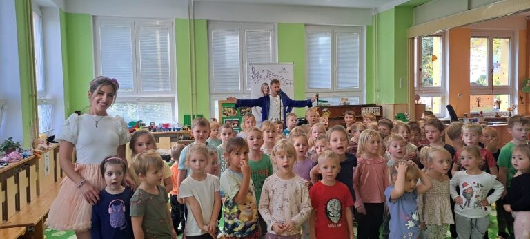 Hudební představení Za Oponou-budova II.