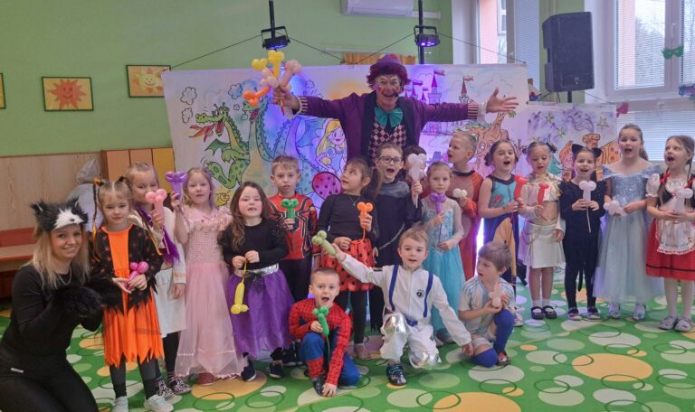 Karneval s Hopsalínem-stará budova